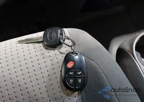 2010 Toyota Sienna Le z USA, uszkodzony, nr VIN 5TDKK4CC5AS328920